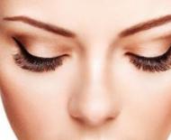 Советы как наносить макияж на глаза и можно ли красить нарощенные ресницы тушью