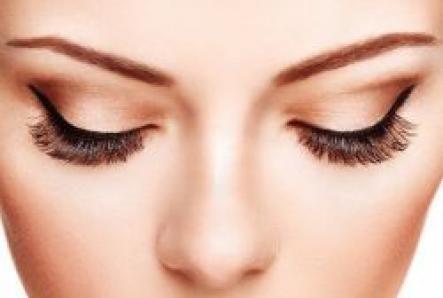 Συμβουλές για το πώς να εφαρμόσετε το μακιγιάζ στα μάτια και αν είναι δυνατόν να βάψετε extension βλεφαρίδων με μάσκαρα